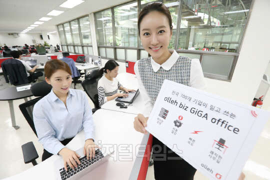 KT(대표 황창규)는 중소기업에 정보통신기술(ICT) 인프라를 통합 제공하는 '기가 오피스' 출시 10개월 만에 가입기업 수가 700개사를 돌파했다고 30일 밝혔다. 회사 모델들이 서비스를 소개하고 있다. <KT 제공>